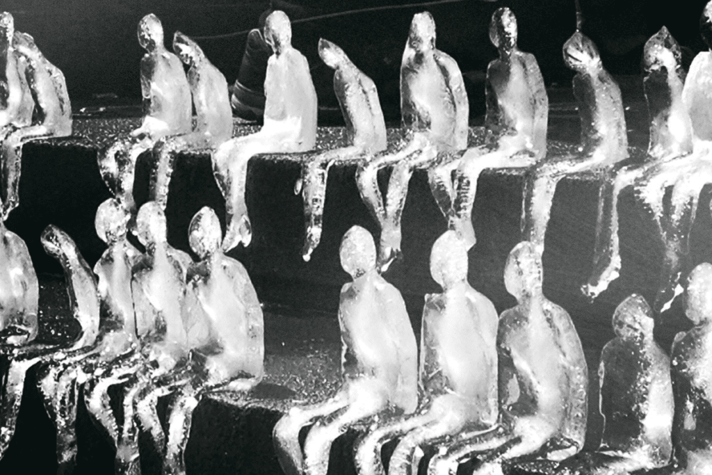 Minimum Monument Art-Installation von Nele Azevedo in Chamberlain Square, Birmingham UK. Die in schwarz-weiß gehaltene Illustration zeigt auf zwei Ebenen sitzende Skulpturen. Es wirkt wie dahinschmelzende Körper im überhitzten Stadtklima.